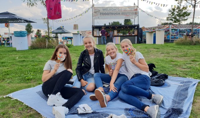 Gezellig op een kleedje genieten van een hapje, drankje en muziek. (Foto's: Astrid Nielsen)
