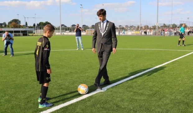 De burgemeester trapte samen met de pupil van de week af op het nieuwe kunstgrasveld. (Foto's: Ron Fruining)
