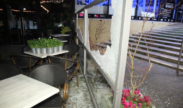 In de Nieuwjaarsnacht werd een spoor van vernieling achtergelaten in het centrum van Berkel. (Foto: Spa Media)