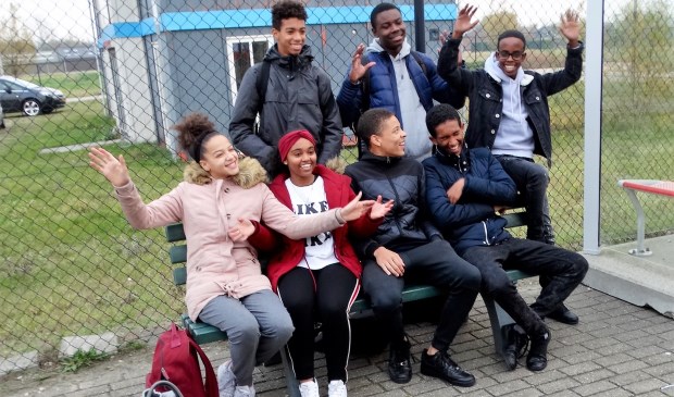 Eind 2018 kregen leerlingen van Wolfert Lansing een bankje van de gemeente Lansingerland. (Foto: archief)