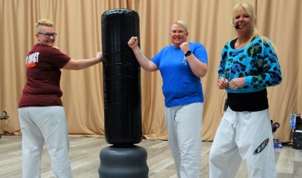 Van links naar rechts: Leontienne, Joyce en Priscilla (trainer).