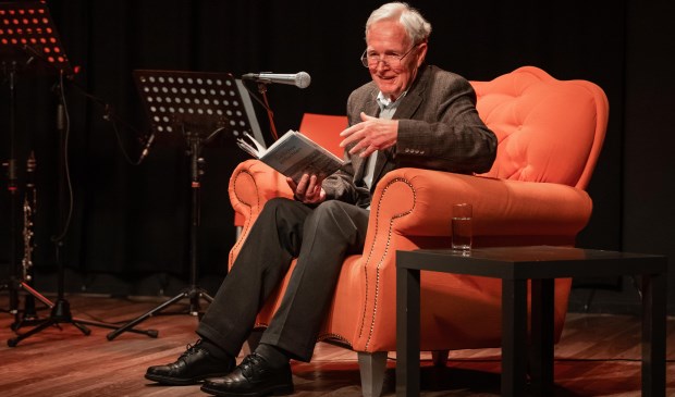 Jan Terlouw verzorgt het 'hoofdgerecht' van de literaire lunch in 't Web. (Foto: Jaap Koole)