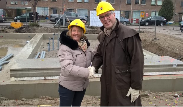 Wethouder Kathy Arends op de plek waar gebouwd gaat worden. (Foto: Twitter/@ArendsKathy)