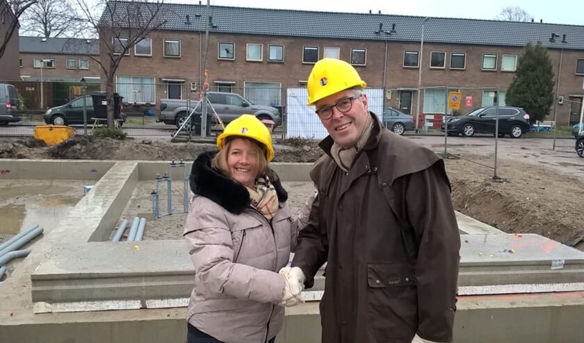 Wethouder Kathy Arends op de plek waar gebouwd gaat worden. (Foto: Twitter/@ArendsKathy)
