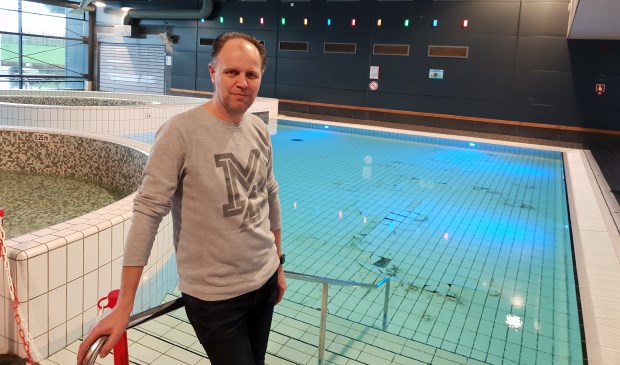 Sportfondsenmanager Michiel van Mierlo schrok medio januari van de loszittende tegels. (Foto: archief)