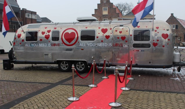 Zaterdag 9 februari staat een replica van de All You Need Is Love-caravan op het Westerwater.