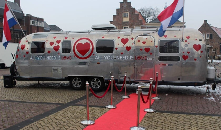 Zaterdag 9 februari staat een replica van de All You Need Is Love-caravan op het Westerwater.
