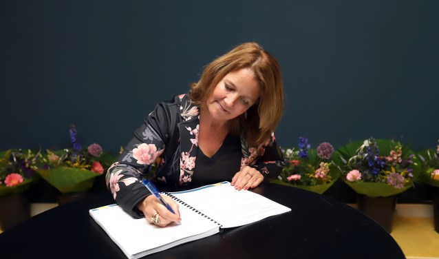 Wethouder Kathy Arends ondertekent namens Lansingerland het regioakkoord.