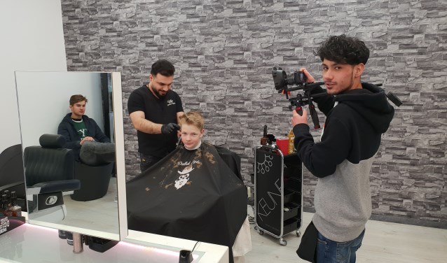 Arthur, met camera, maakt nu ook filmpjes over verschillende beroepen.