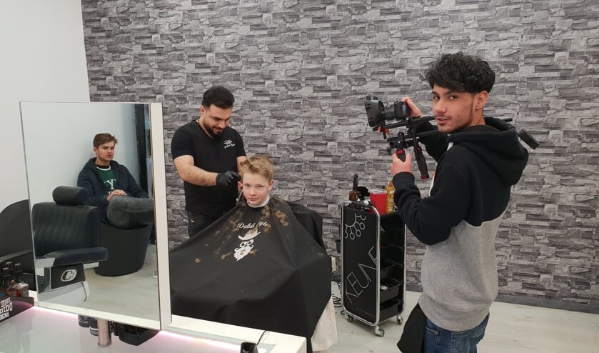 Arthur, met camera, maakt nu ook filmpjes over verschillende beroepen.