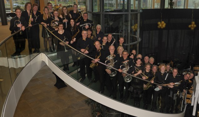 Alle orkestleden op de trap in het gemeentehuis.