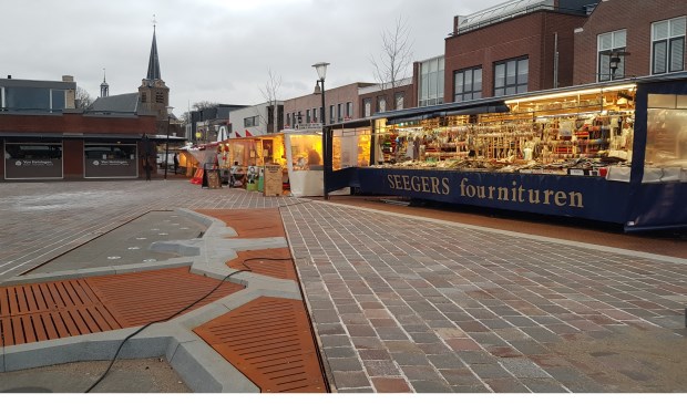 De kramen stonden vanmorgen vroeg al klaar voor het winkelend publiek. (Foto: Spa Media)