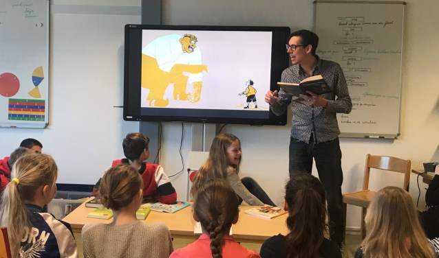 Simon van der Geest leest een stuk voor uit zijn nieuwe boek.