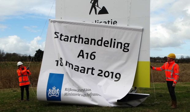 Samen met bouwcombinatie De Groene Boog verricht minister Cora van Nieuwenhuizen de openingshandeling voor de aanleg van de A16 Rotterdam. (Foto: Andrea van der Houwen)