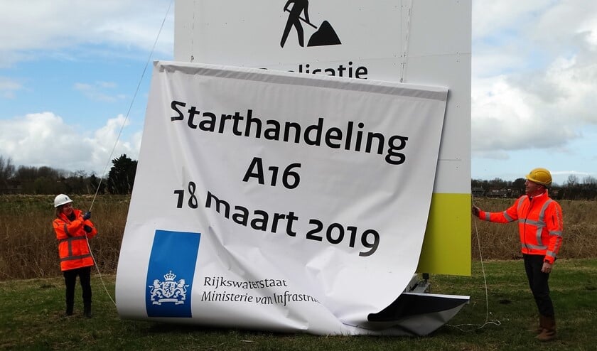 Samen met bouwcombinatie De Groene Boog verricht minister Cora van Nieuwenhuizen de openingshandeling voor de aanleg van de A16 Rotterdam. (Foto: Andrea van der Houwen)