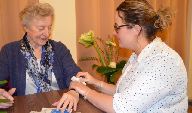 De (wijk)verpleegkundige en/of verzorgende bekijkt samen met u of u met een hulpmiddel sommige dagelijkse handelingen nog zelf kunt doen. Bijvoorbeeld opstaan, wassen, aankleden, naar het toilet gaan, met steunkousen en medicijnen innemen.