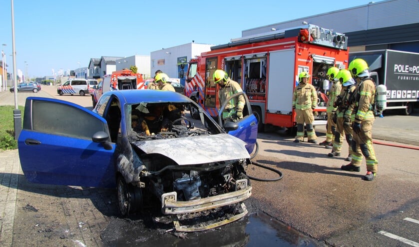 De auto was net opgehaald uit een garage, toen het voertuig vlam vatte. (Foto: Spa Media)
