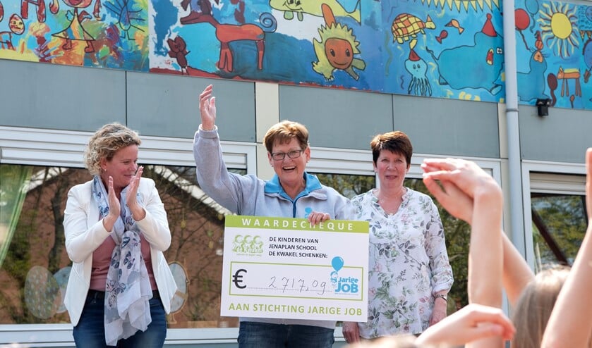 Margriet van Stichting Jarige Job neemt de cheque in ontvangst.
