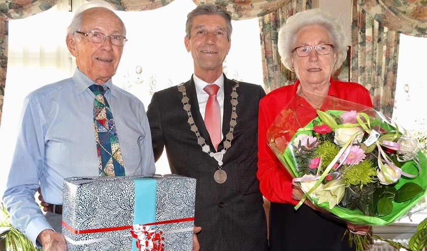 Ooit buurmeisje en buurjongen, nu briljanten bruidspaar.