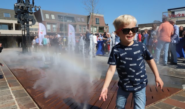 Het nieuwe waterelement is een echte blikvanger op het plein. Vooral de jeugd vond de fontein erg interessant. (Foto: Spa Media)