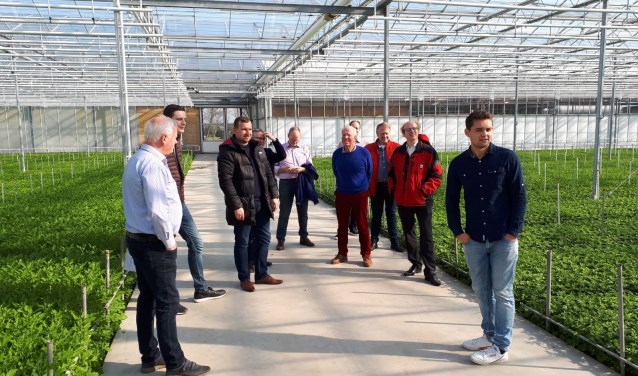 Vijf raadsleden en twee duoraadsleden bezoeken tuinbouwbedrijven.