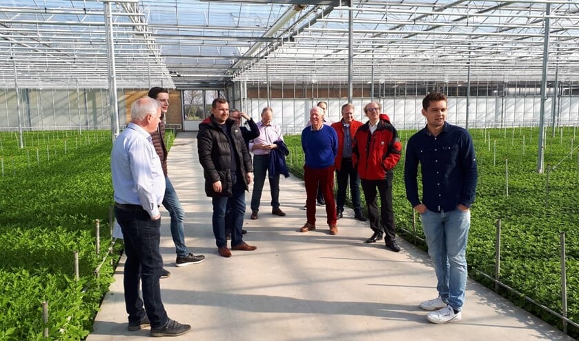 Vijf raadsleden en twee duoraadsleden bezoeken tuinbouwbedrijven.