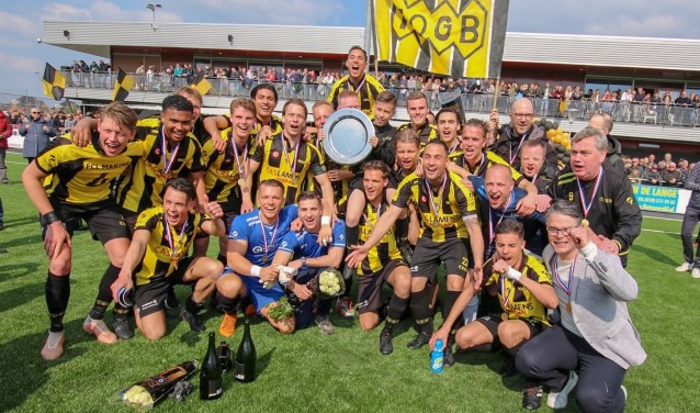 De selectie toont trots de kampioensschaal. De eerste klasse wacht! (Foto: Ron Fruining)