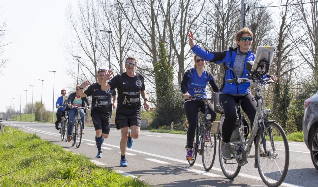 De fietsers in team 40 zijn voor de lopers van onschatbare waarde. (Foto: archief)