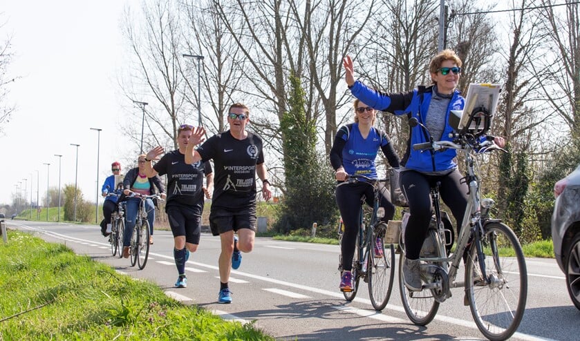De fietsers in team 40 zijn voor de lopers van onschatbare waarde. (Foto: archief)