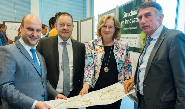 Gedeputeerde van de provincie Adri Bom-Lemstra met drie wethouders van de deelnemende gemeenten.