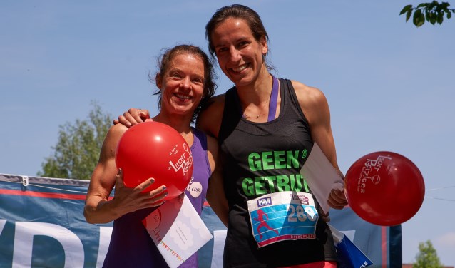 Loes Lunen (links) won de 5 kilometer en Annick Taselaar won de 10 kilometer. (Foto: John van Amsterdam)