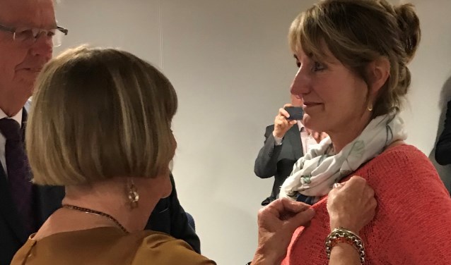 Ria van der Burg krijgt de gouden speld uitgereikt van Taeke Halma en Wil Kool voor haar inzet bij CDA afdeling Berkel en Rodenrijs