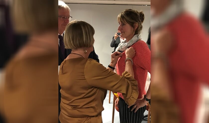 Ria van der Burg krijgt de gouden speld uitgereikt van Taeke Halma en Wil Kool voor haar inzet bij CDA afdeling Berkel en Rodenrijs