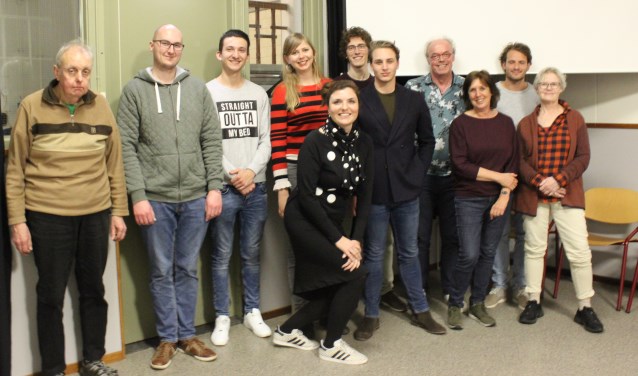 Stotteraars en niet-stotteraars bij het StotterCafé, Boyan Ephraim draagt een donkerblauw jasje
