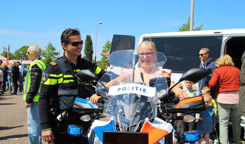 Natuurlijk was het ook mogelijk om even om een echte politiemotor te zitten. (Foto: Spa Media)
