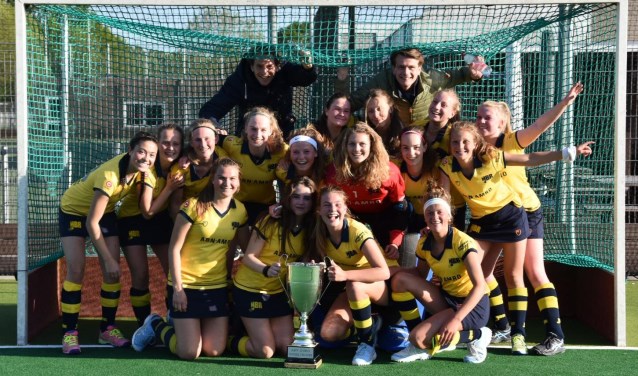 De meiden van HBR B1 vieren het kampioenschap.