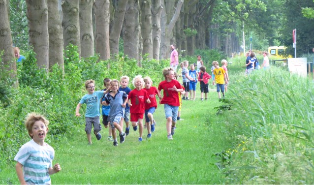 Voor jong en oud is de jaarlijkse avondvierdaagse een geliefd evenement.