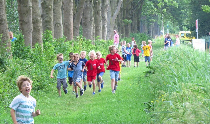 Voor jong en oud is de jaarlijkse avondvierdaagse een geliefd evenement.