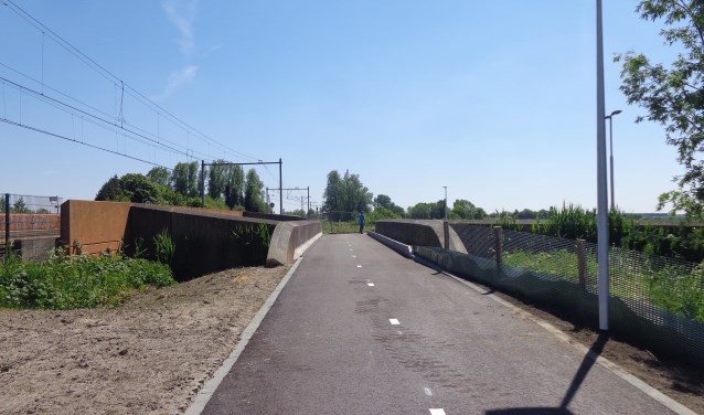 Het nieuwe viaduct is een mooie aanwinst voor wandelaars en fietsers op weg vanuit de Berkelse polder naar Pijnacker. (Foto: Gerard Bovens)
