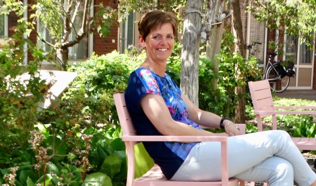 De bewoners en Annika genieten van de tuin bij De Handpalm.