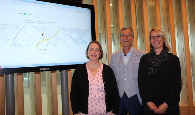 Xandra van den Nouwland, wethouder Simon Fortuyn en Corinne van den Heuvel lanceren de app BuitenOpOrde.