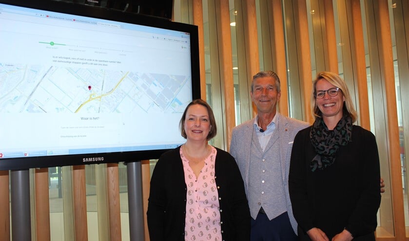 Xandra van den Nouwland, wethouder Simon Fortuyn en Corinne van den Heuvel lanceren de app BuitenOpOrde.