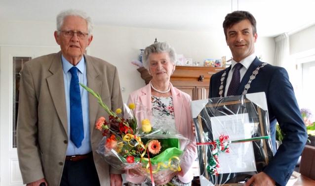 Kees en Alie zijn vereerd met het bezoek van de burgemeester.