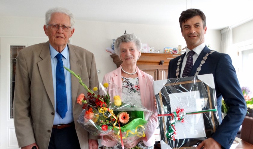 Kees en Alie zijn vereerd met het bezoek van de burgemeester.