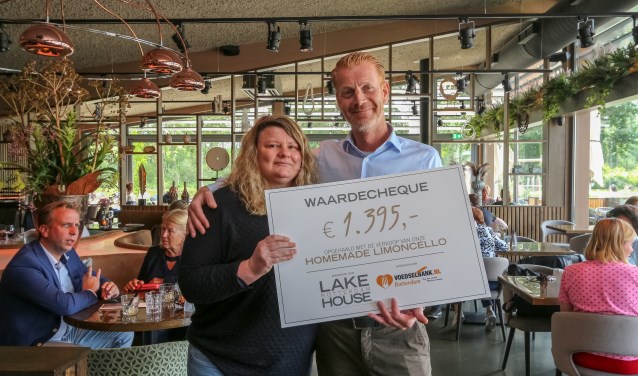 René Cieremans overhandigt de cheque aan de Voedselbank Rotterdam.