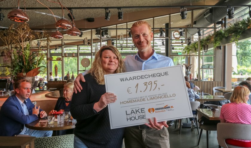 René Cieremans overhandigt de cheque aan de Voedselbank Rotterdam.
