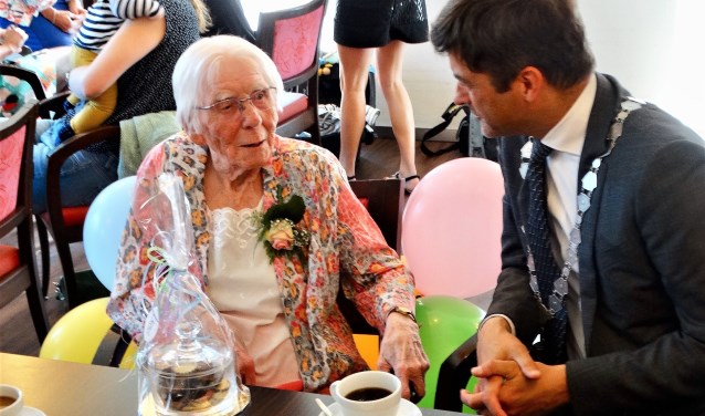Mevrouw Meeuwse in gesprek met burgemeester Van de Stadt.