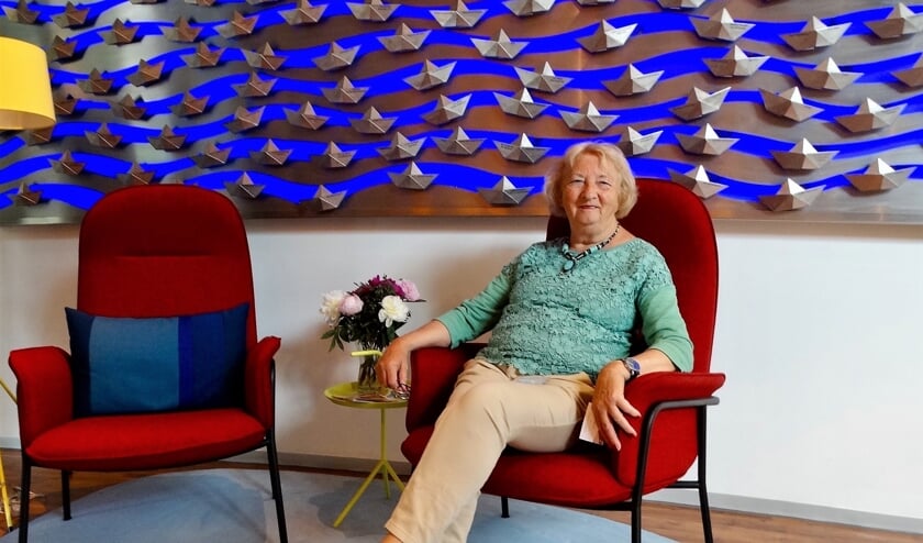 Annemarie in de ontvangstruimte met de vele ‘sponsor’ bootjes.
