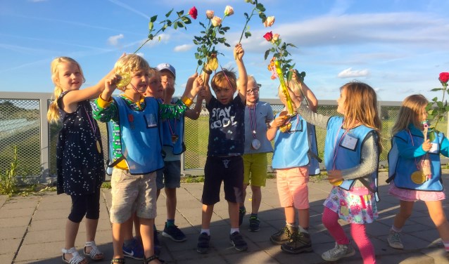 In 2017 kregen deelnemers van de Avondvierdaagse rozen in plaats van gladiolen. (Foto: archief/Astrid Nielsen)