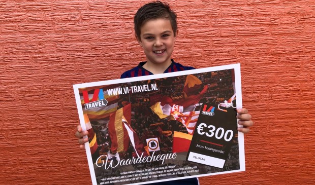 Emre toont trots de cheque ter waarde van 300 euro.